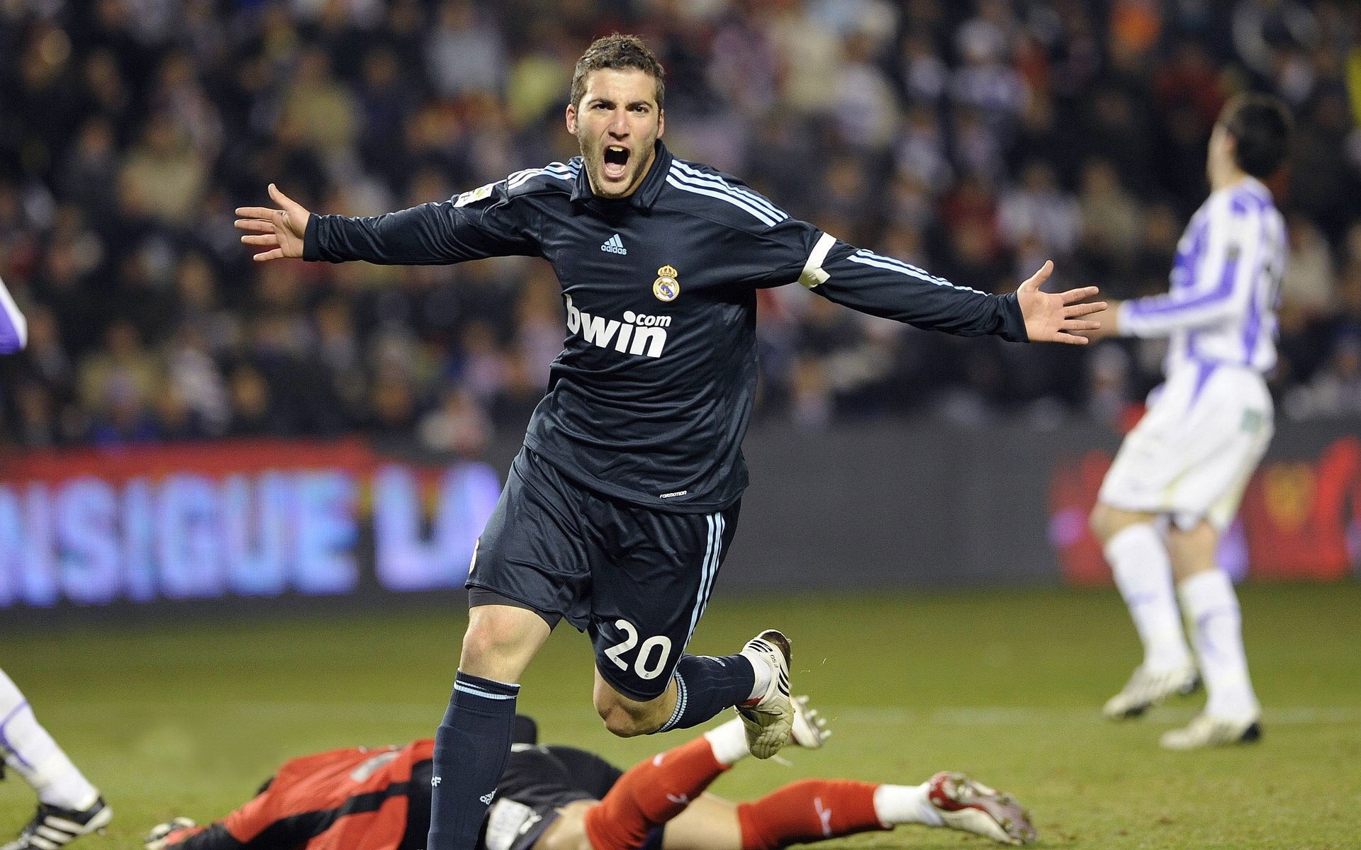 西甲泳坛秀，足球+多元化运动融合发展，西甲一号 游泳健身